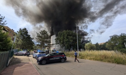 Incendio università, evacuate le palazzine esposte al fumo