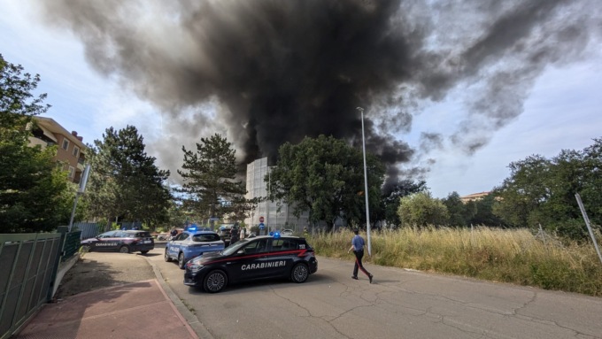 Incendio università, evacuate le palazzine esposte al fumo