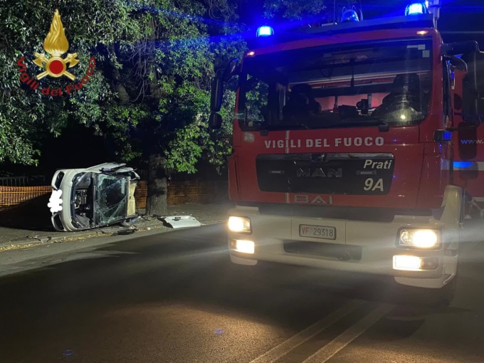Microcar si ribalta ai Parioli, 4 ragazzi in codice rosso