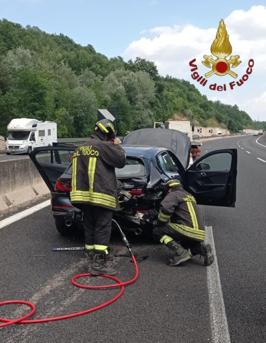 Incidente sull’A1: tre veicoli coinvolti, un ferito grave estratto dalle lamiere