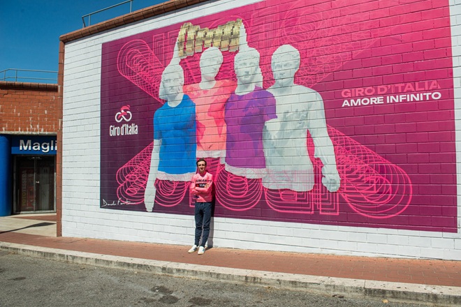Giro d’Italia, inaugurato il murale alla stazione Magliana