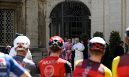 Il Giro d'Italia in Vaticano. Il Papa: "Che Dio vi benedica"