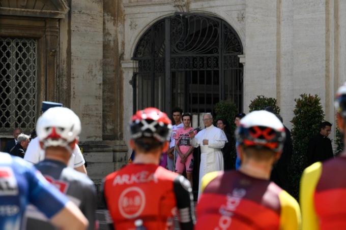Il Giro d’Italia in Vaticano. Il Papa: “Che Dio vi benedica”