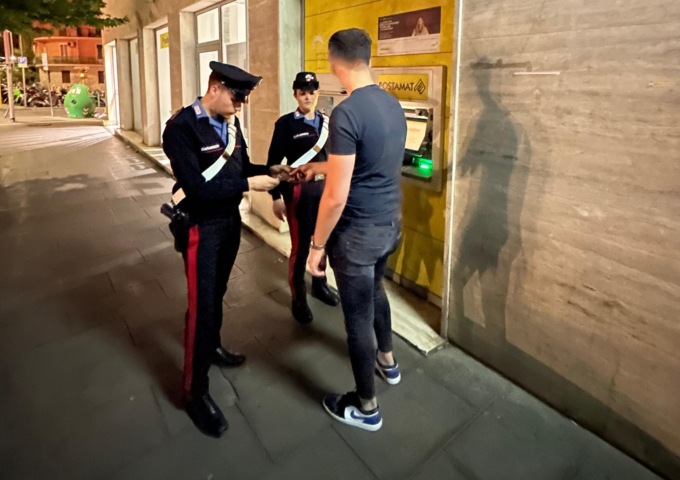 Preleva contanti con carta intestata a terzi, arrestato 36enne a Piazza Bologna