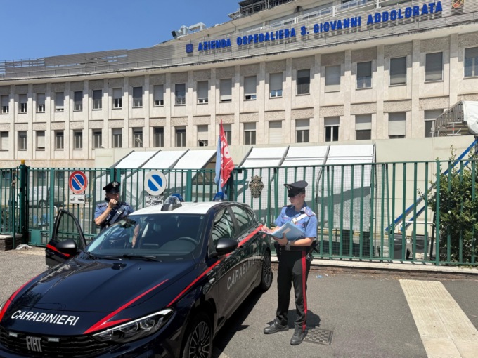 Mostra i genitali in strada e danneggia il pronto soccorso