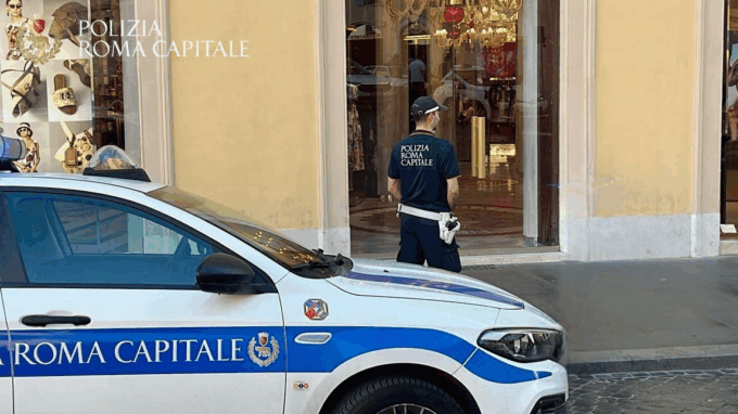 Furto in un negozio di Piazza di Spagna, arrestata una donna