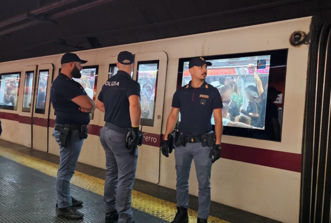 Borseggi in metro, arrestate due “talpe” dalla polizia