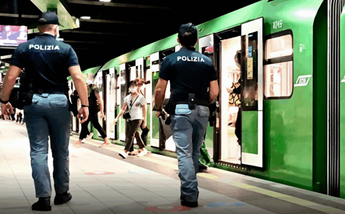 Accoltella il cognato in metro per 50 euro, arrestato