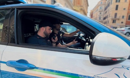 Scatta una foto al rapinatore e lo fa arrestare