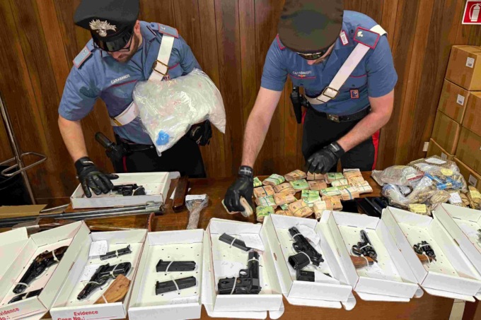 Armi e droga, arrestati madre e figlio
