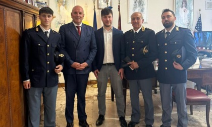 Corsa contro il tempo, poliziotti scortano in ospedale un’auto con a bordo un bambino colto da malore
