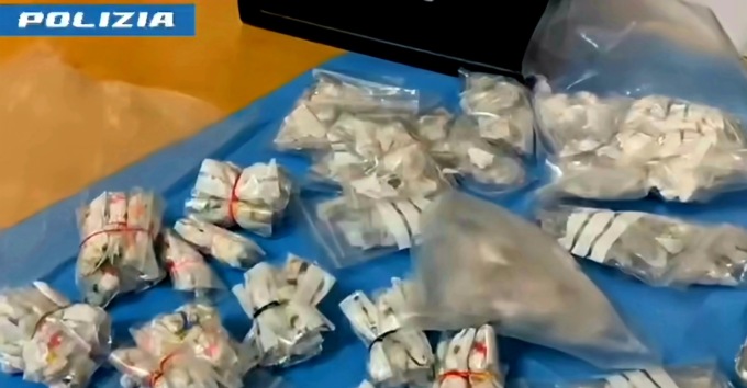 Armi e droga, due arresti dei Falchi della Polizia