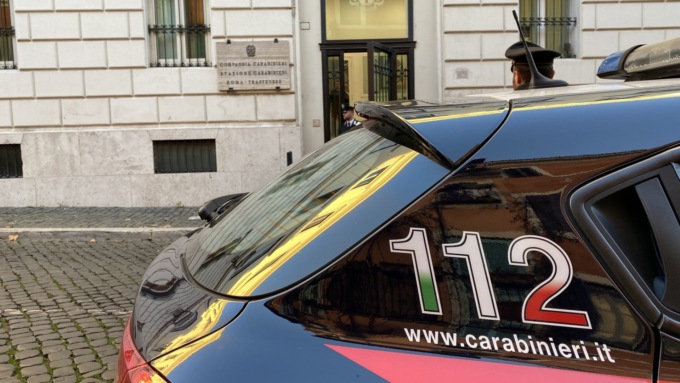 Rubano nei negozi, arrestati due uomini