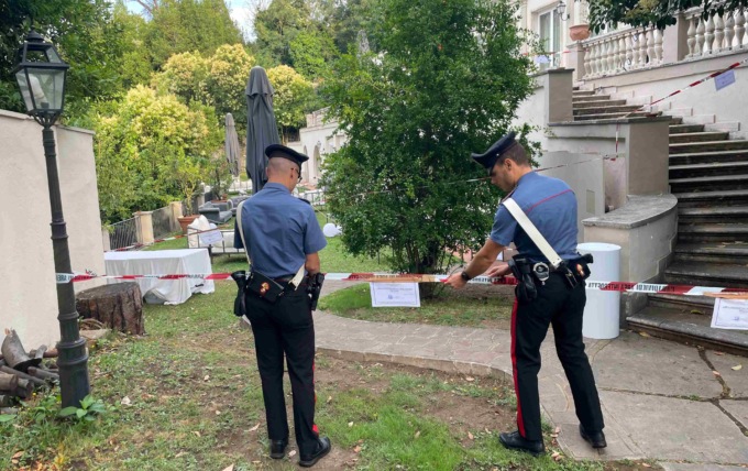 Cede ringhiera durante una festa, sei ragazzi feriti