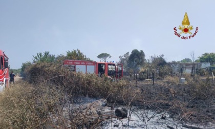 Esplode bombola durante il rogo, feriti un Vigile del Fuoco e un agente di Polizia Locale