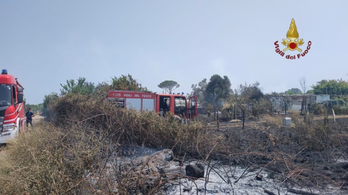 Esplode bombola durante il rogo, feriti un Vigile del Fuoco e un agente di Polizia Locale