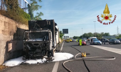 Disagi in autostrada per un camion in fiamme