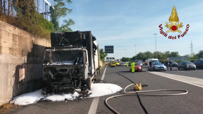 Disagi in autostrada per un camion in fiamme
