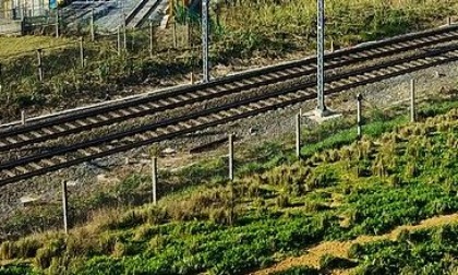 Lascia la macchina sui binari e causa incidente ferroviario