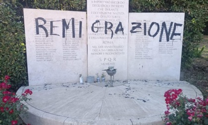 Sfregiata la lapide dei partigiani a Forte Bravetta