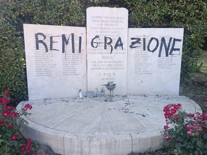 Sfregiata la lapide dei partigiani a Forte Bravetta