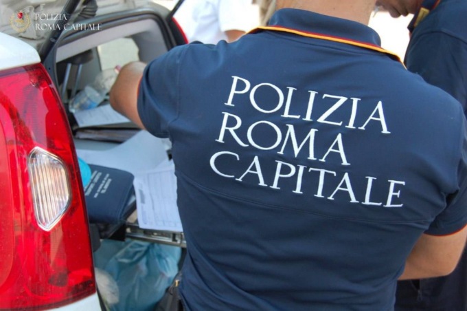 Sottraeva monete all’interno della Fontana del Nettuno, denunciato