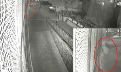 Attentati al commissariato e alla caserma per vendetta, un arresto. Le immagini