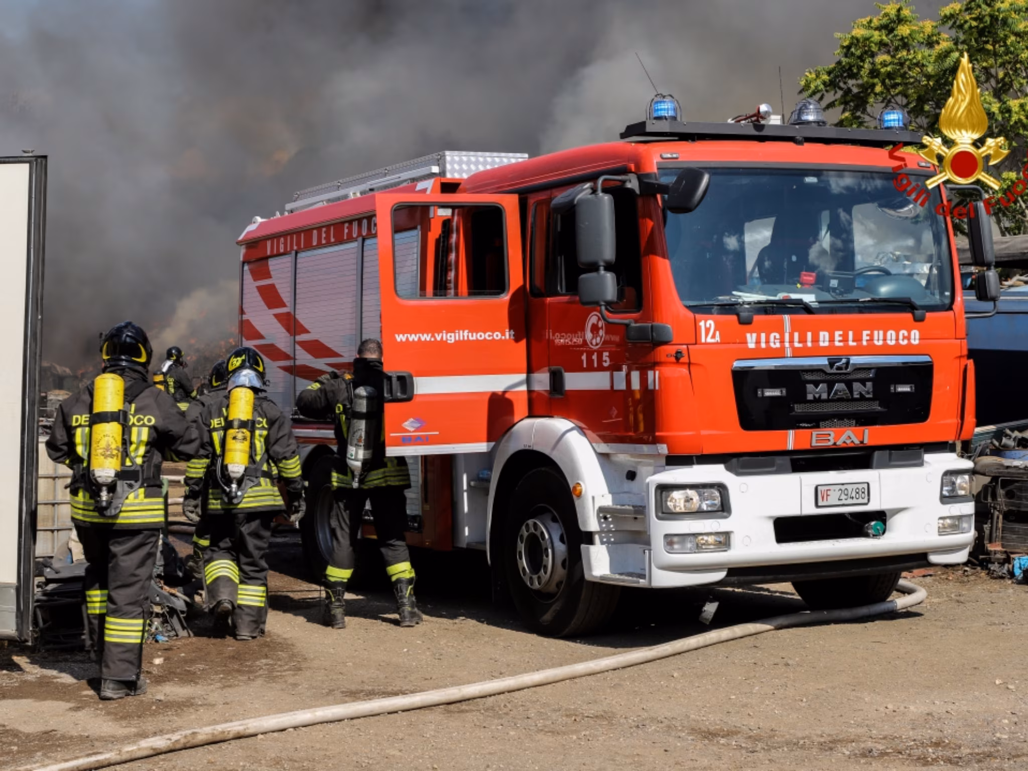 Incendio all’Appio Tuscolano, tre agenti intossicati. Palazzina evacuata