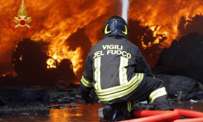 Abitazioni minacciate da un vasto incendio di sterpaglie