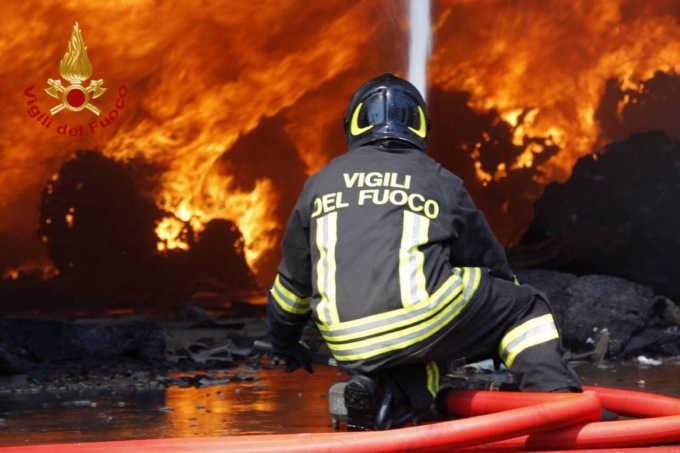 Abitazioni minacciate da un vasto incendio di sterpaglie