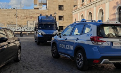 Esquilino, blitz della polizia contro il commercio abusivo