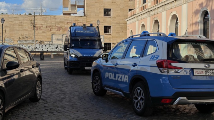 Esquilino, blitz della polizia contro il commercio abusivo