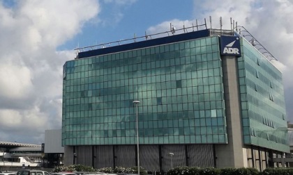 Tragedia all'aeroporto, un operaio muore dopo una caduta dal tetto