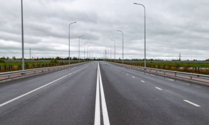 Escavatore su autoarticolato si ribalta in autostrada, A12 chiusa al traffico verso Roma