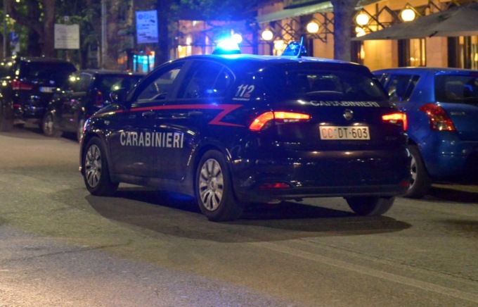 Molotov contro un negozio, paura nella notte ad Acilia