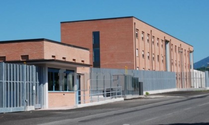 Devastato il carcere, la conta dei danni: "A fuoco materassi e 5 agenti feriti"