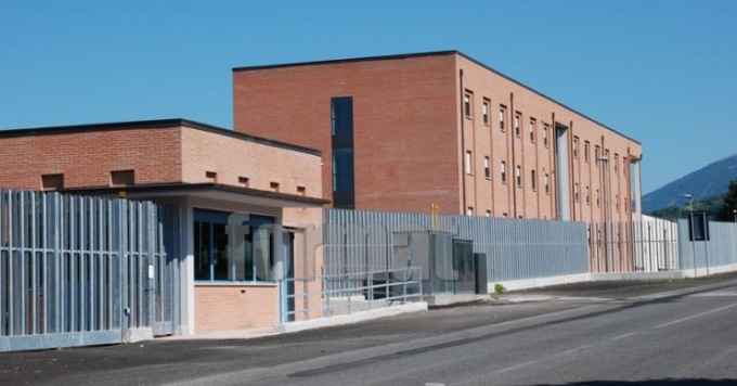Devastato il carcere, la conta dei danni: “A fuoco materassi e 5 agenti feriti”