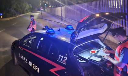 Prende a calci il portone della caserma, denunciati dai carabinieri