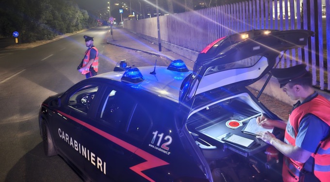 Prende a calci il portone della caserma, denunciati dai carabinieri