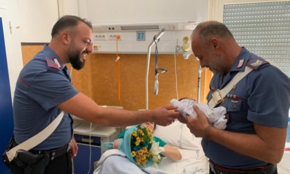 Donna in procinto di partorire aiutata dai Carabinieri