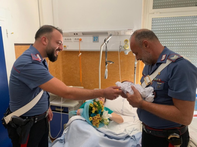 Donna in procinto di partorire aiutata dai Carabinieri
