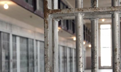 Incendia la cella nel carcere minorile e aggredisce gli agenti penitenziari