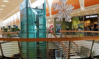 Botte, minacce e insulti omofobi ad un commesso di un centro commerciale