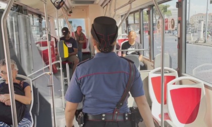 Borseggiano turista sul bus, 5 arresti