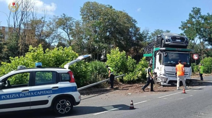 Furgone esce di strada e si schianta contro veicoli in via del Mare ad Acilia, un ferito