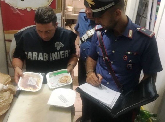 Cibi scaduti e non tracciabili, 8mila euro di multe e sequestri al Corviale