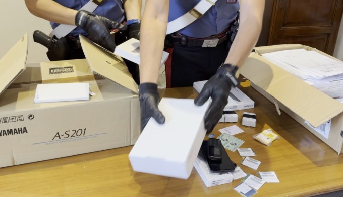 Documenti falsi per carte di credito e spese da 40mila euro