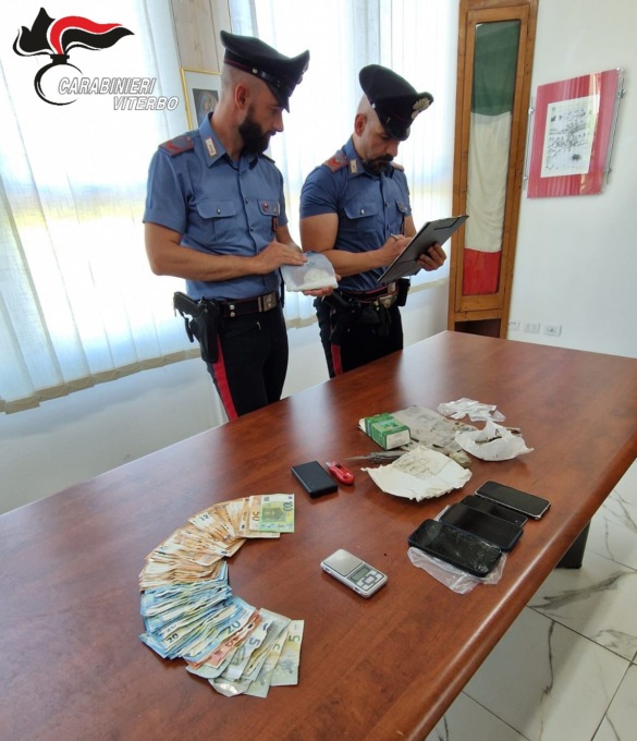 Scoperto un “supermarket” di droga in auto, tra cui 120 g di Changa