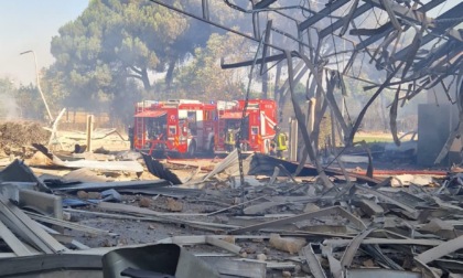Esplosione nel distributore, 45 feriti. Due sono gravi. Le immagini