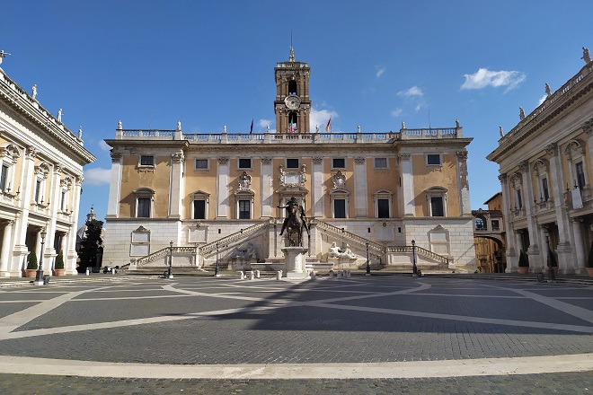 Addio ai cartelloni selvaggi nel centro storico